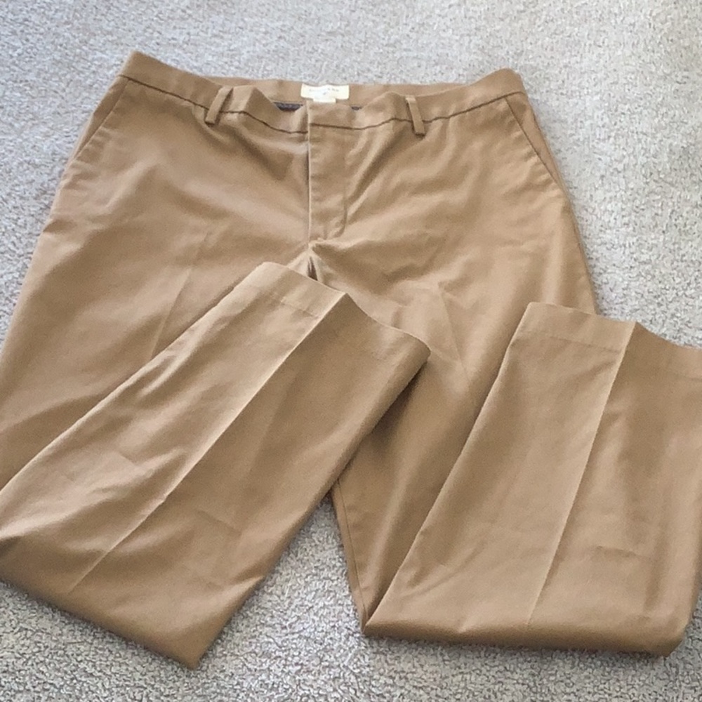 Dockers brown straight fit 36 x 32. See pictures for measurements.